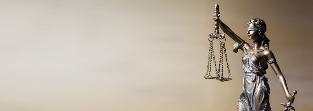 Kip pravičnosti s tehtnico v odvetniški pisarni